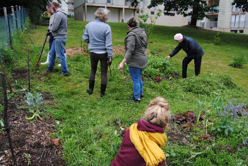 les nouveaux bénévoles jardinent dans un espace dédié à Coulounieix-Chamiers.