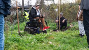 plantation des cerisiers pour fêter la St-Catherine et la nouvelle présidente fait son discours.
